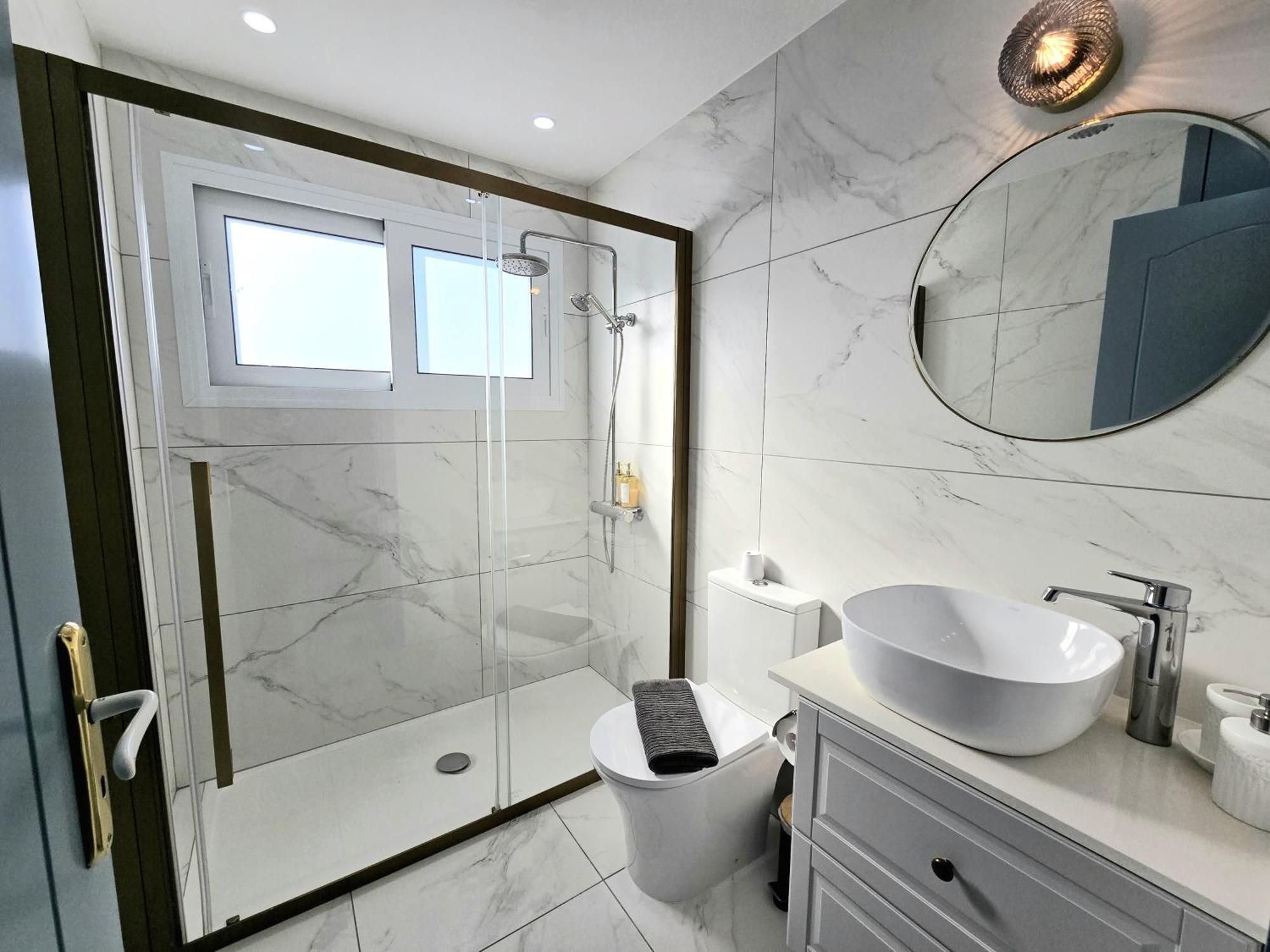 Appartement Newly Renovated 2 Bedroom With Pool & Seaview