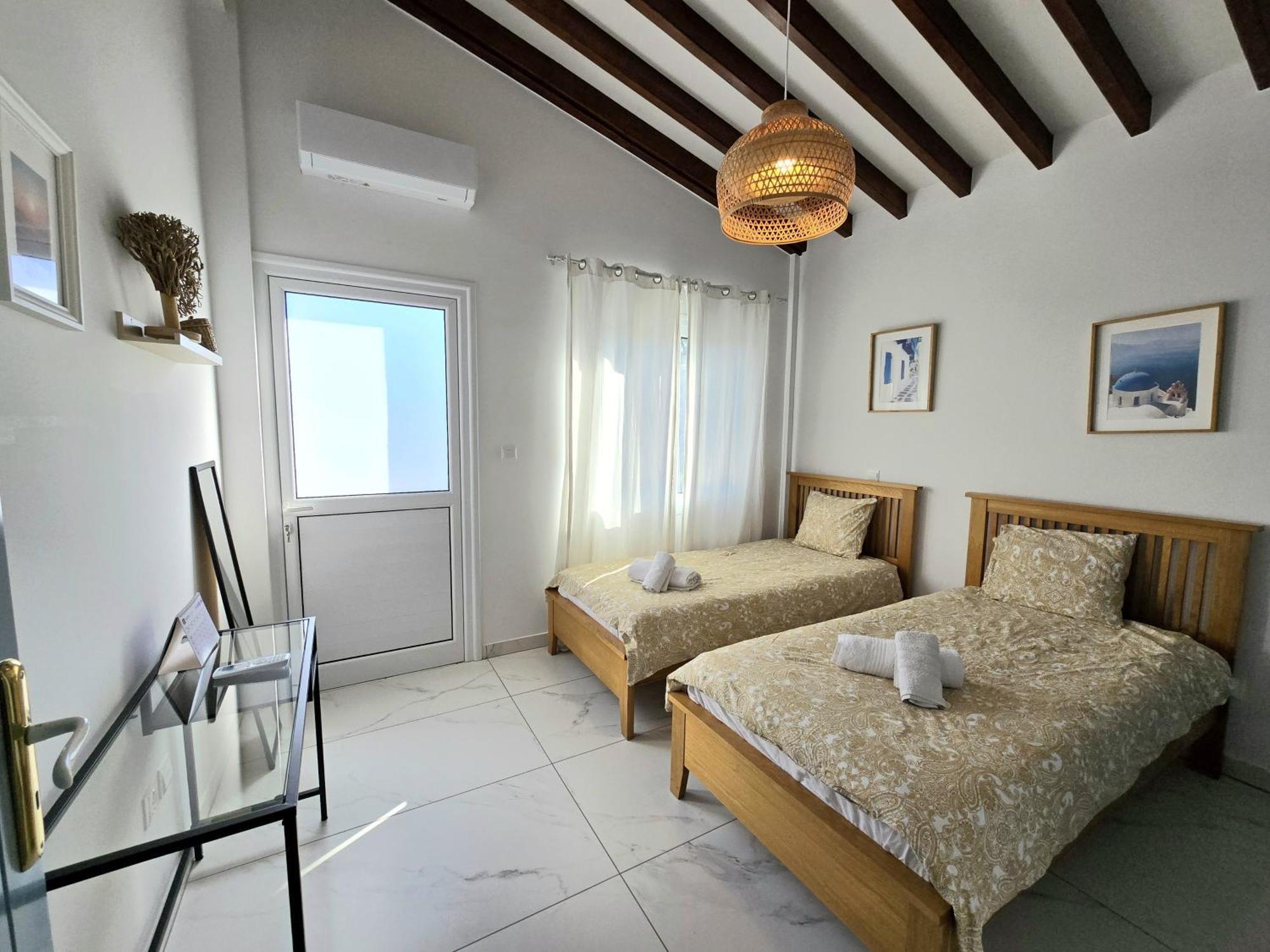 Newly Renovated 2 Bedroom With Pool & Seaview Appartement Paphos