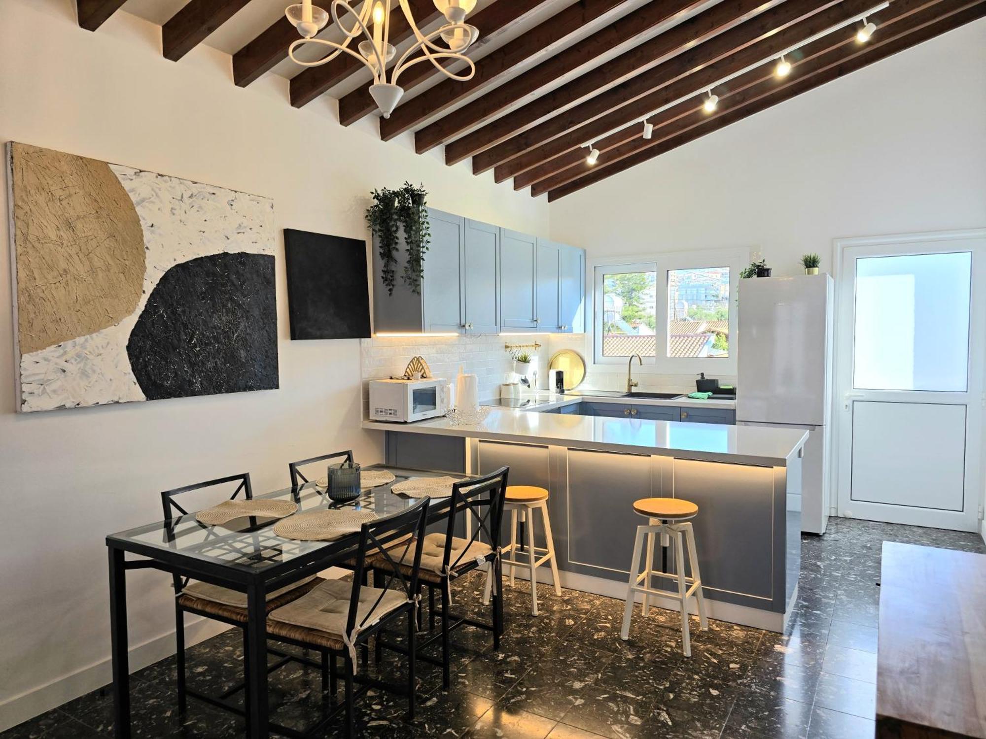 Appartement Newly Renovated 2 Bedroom With Pool & Seaview